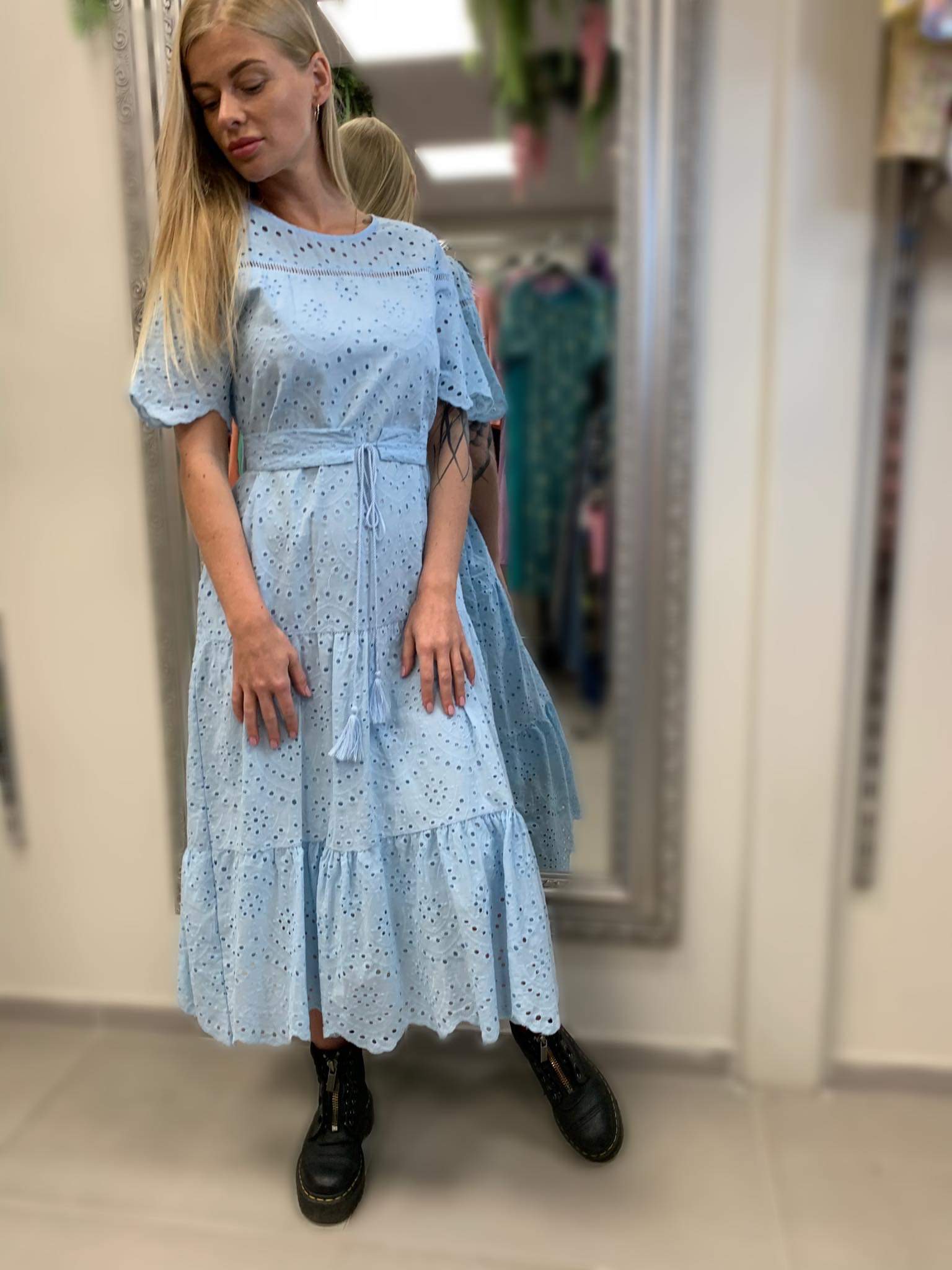 Neriniuota suknelė su volanu ir dirželiu su kutais