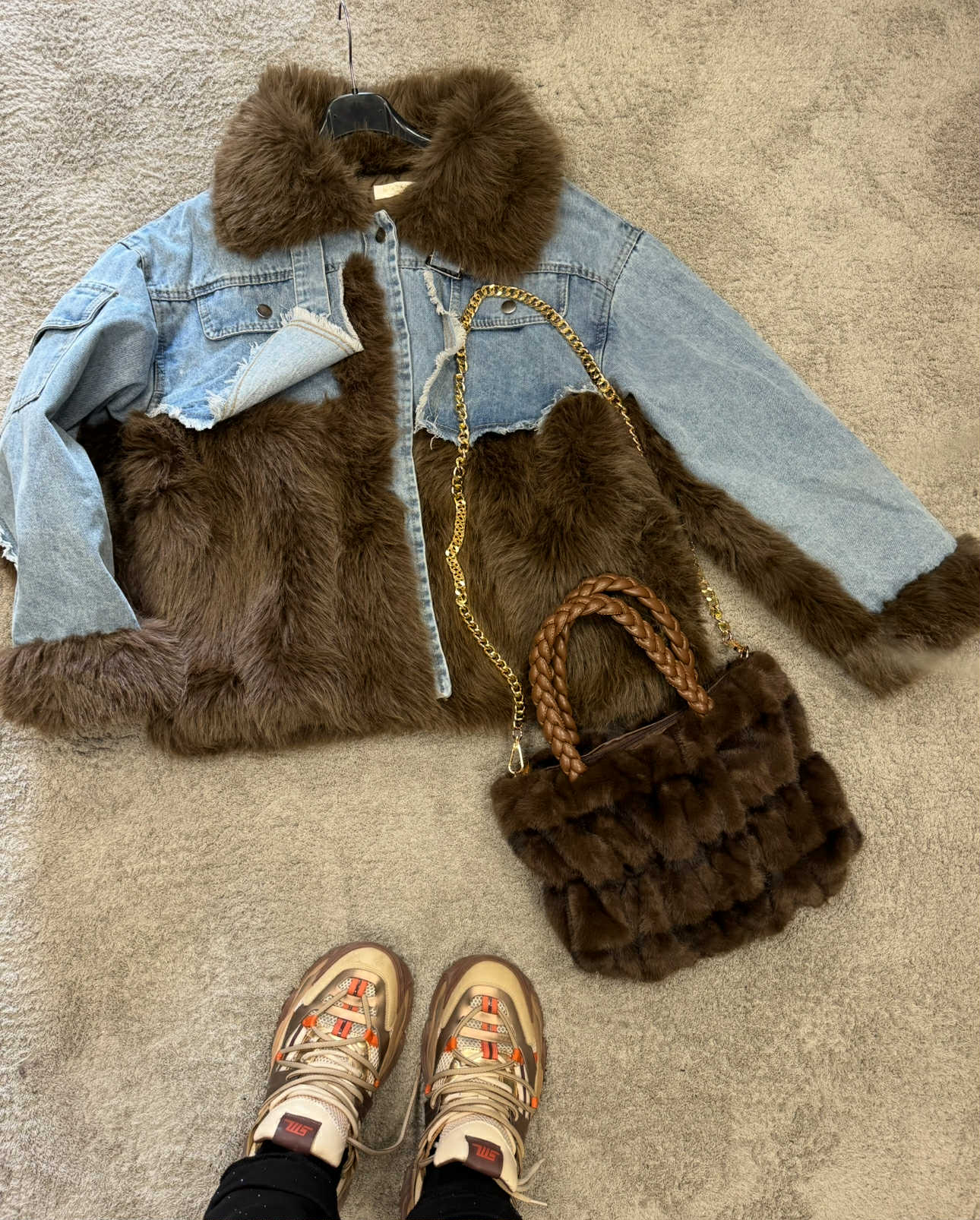 Džinso striukė su šokolado spalvos kailiu