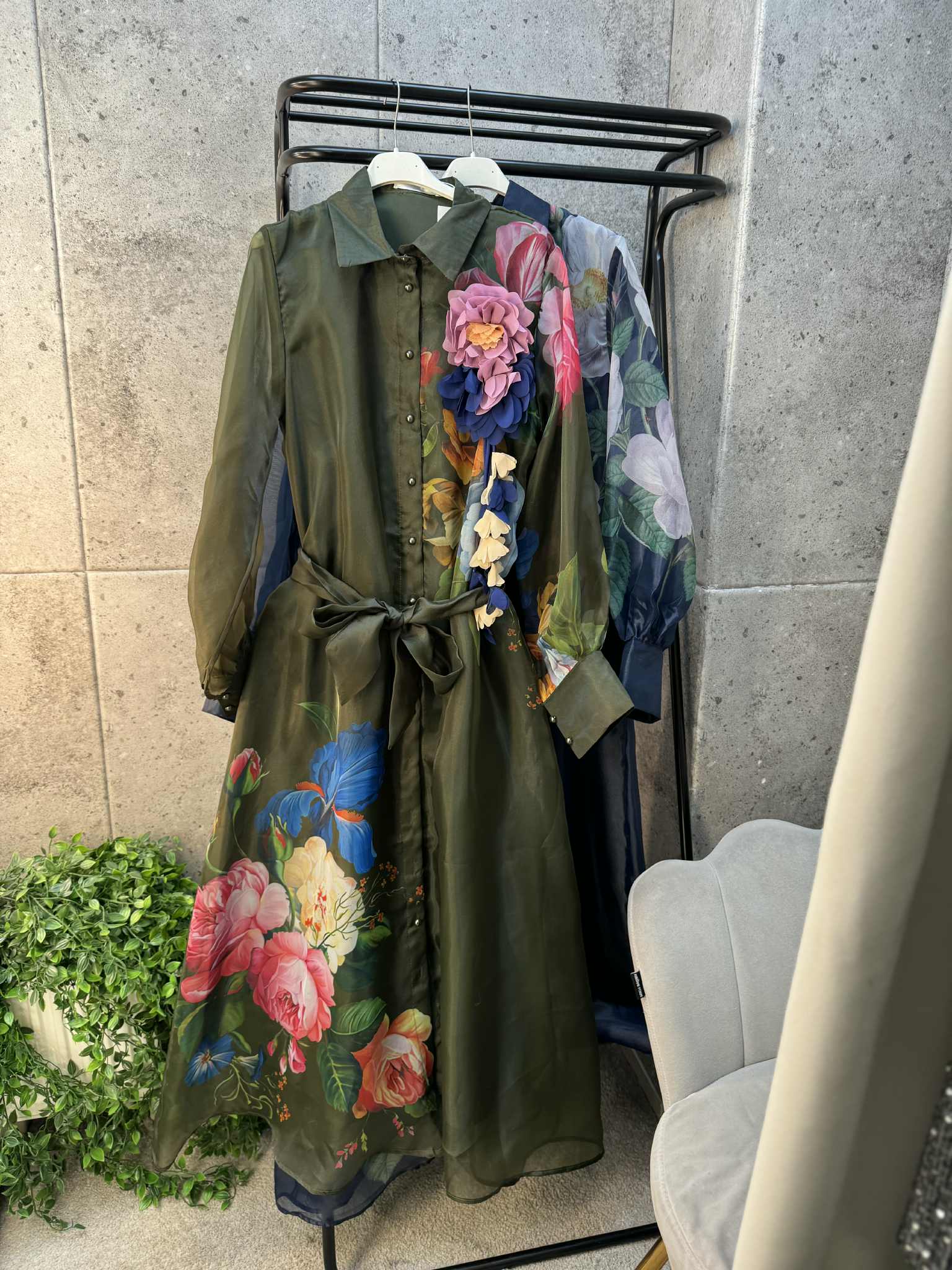 Stilinga ilga gelėta chaki suknelė