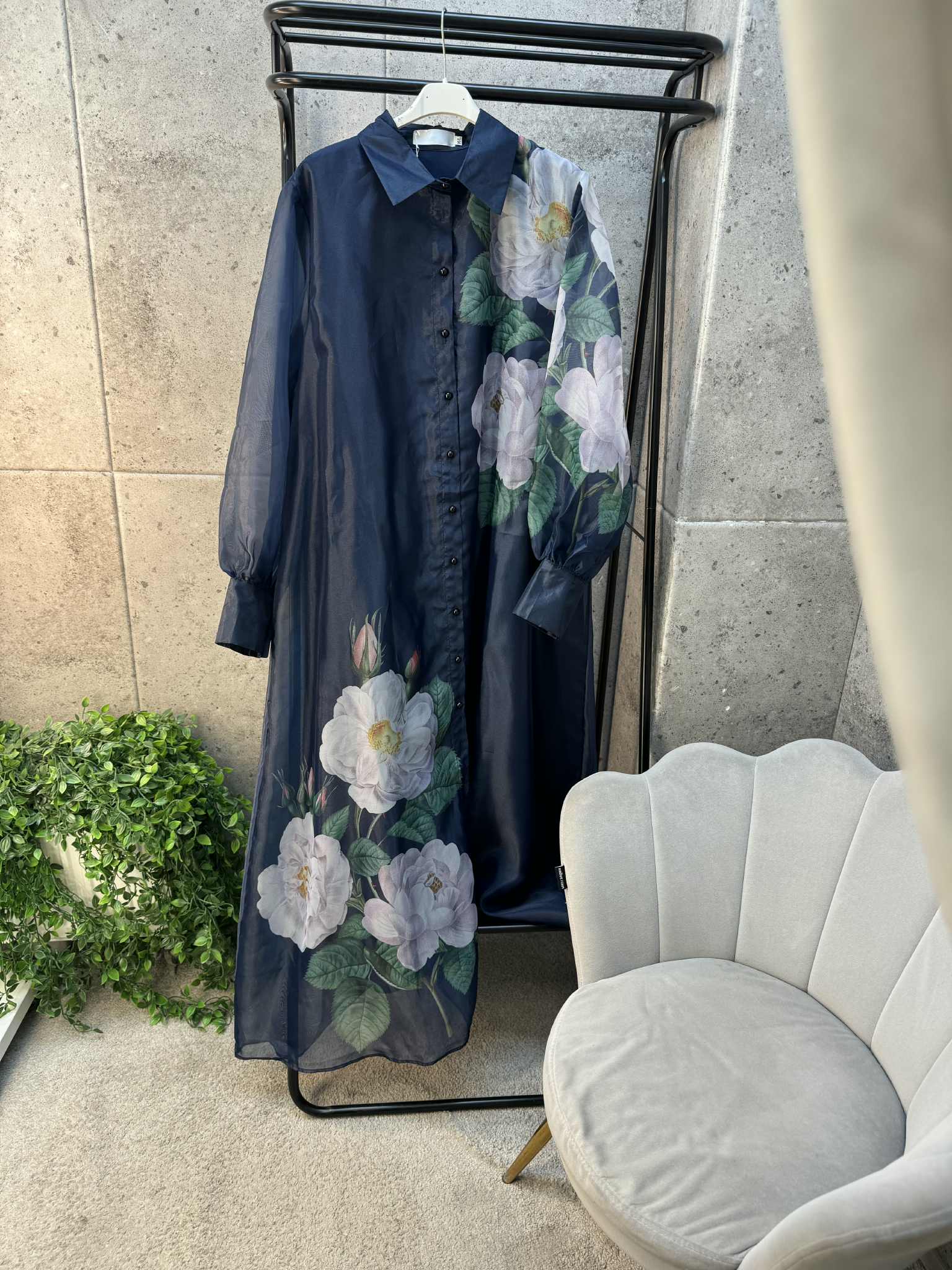 Stilinga tamsi mėlyna ilga gelėta suknelė