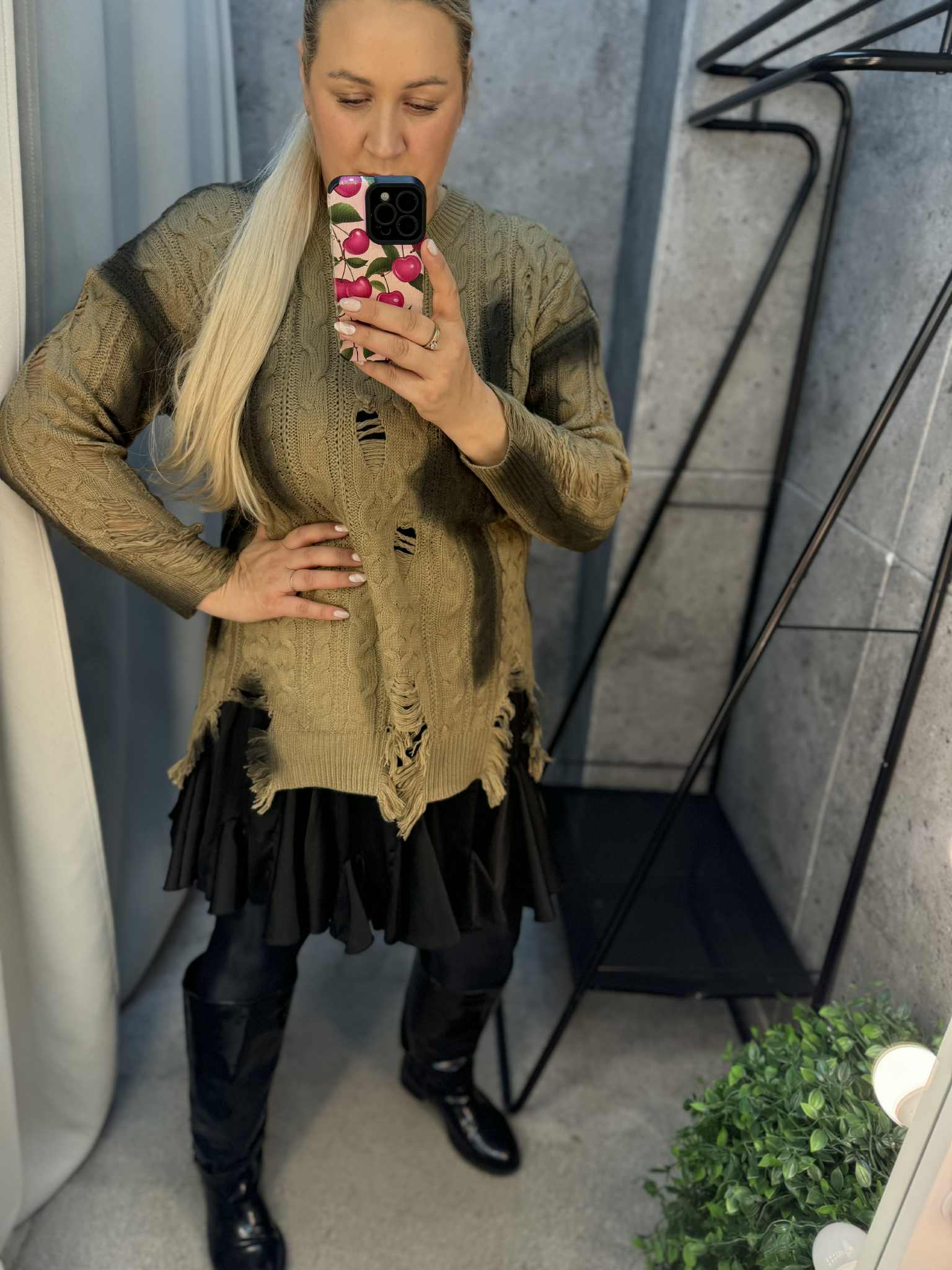 Nuostabus margas plėšytas megztukas