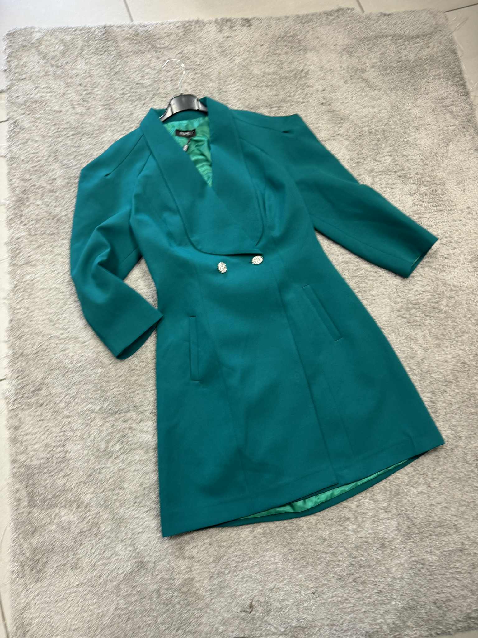 Stilinga švarko tipo suknelė su kaspinu