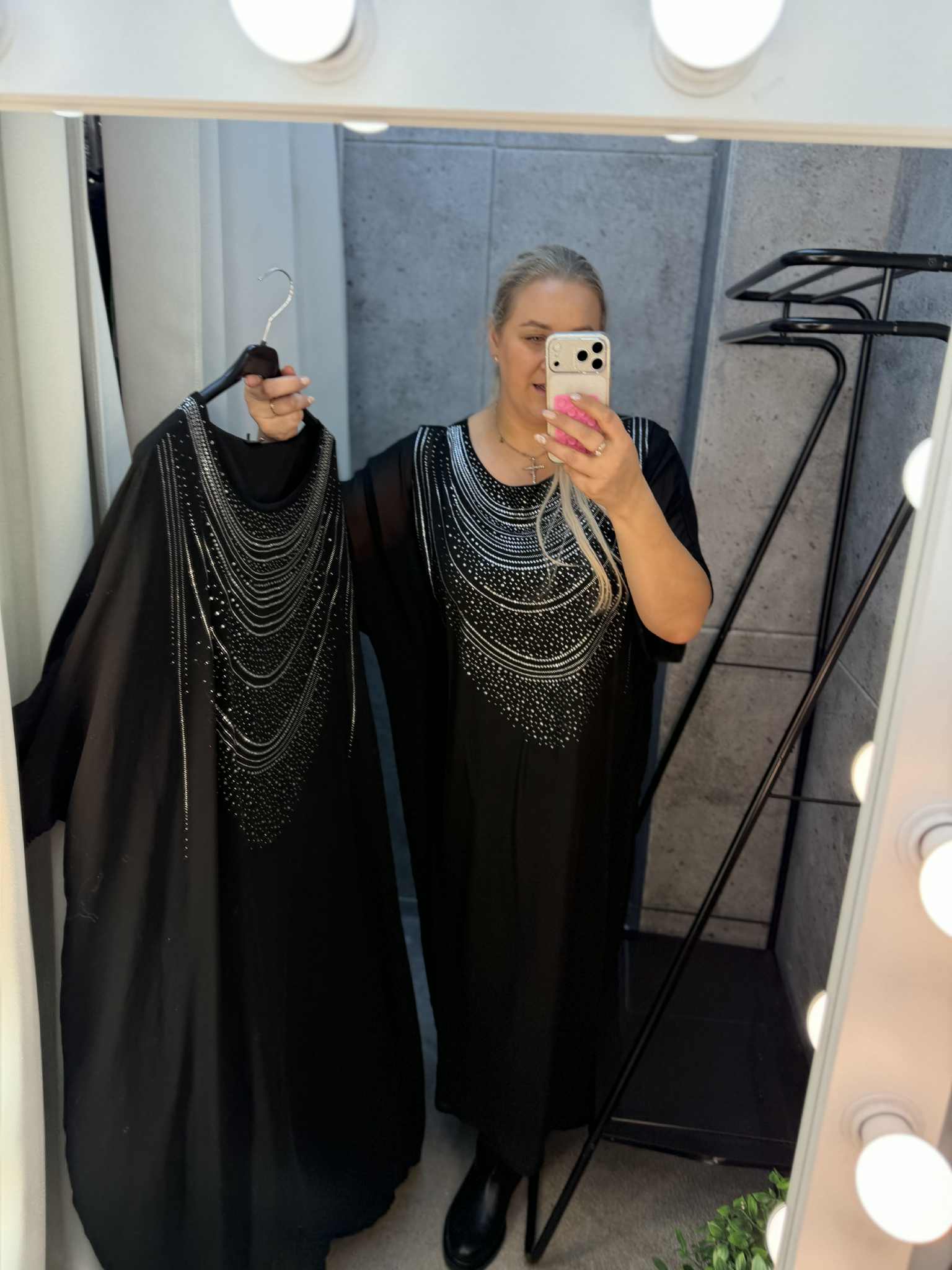 Stilinga juoda kimono suknelė su blizgiukais