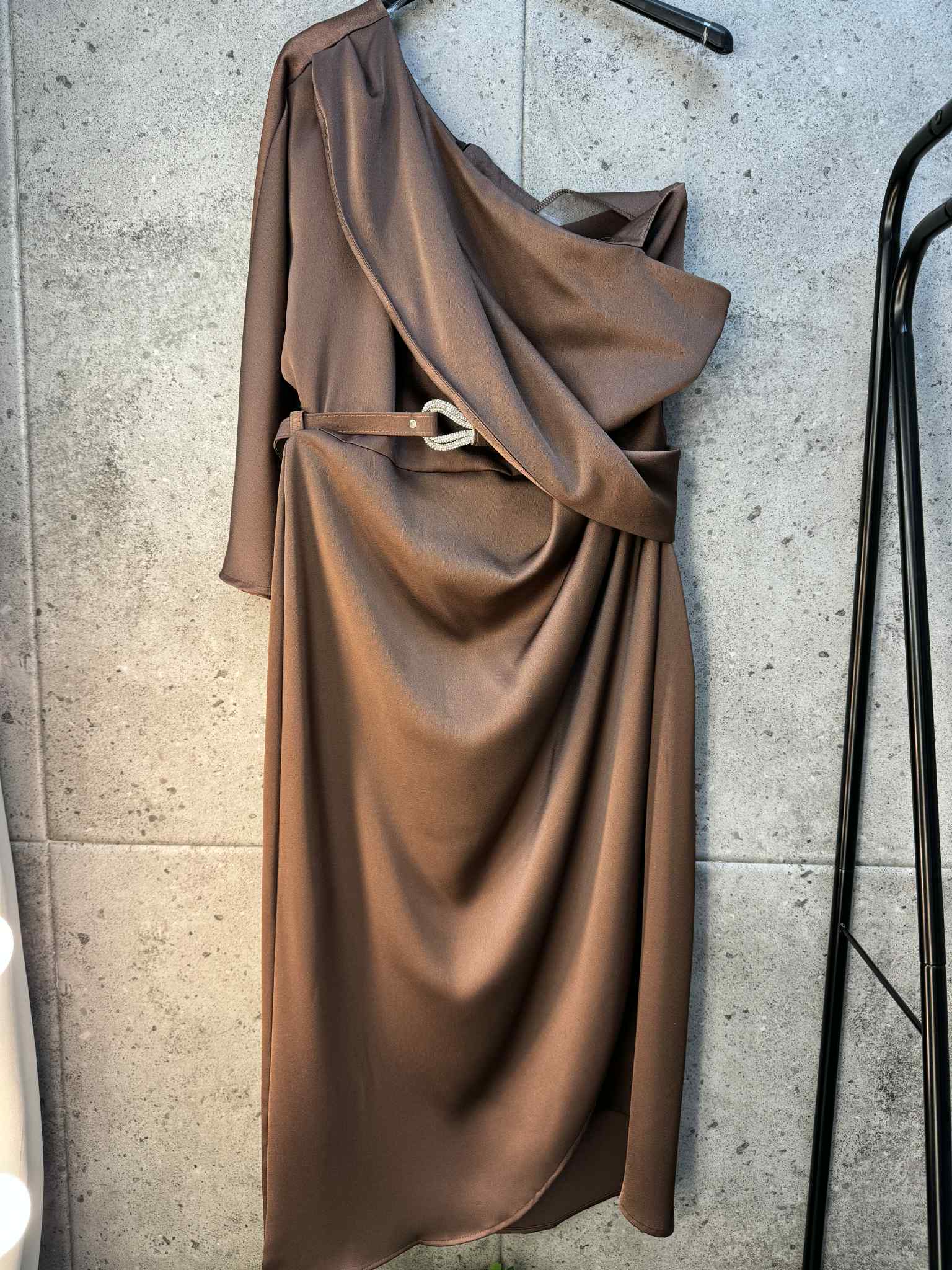 Stilinga kakavine suknelė atvira ranka