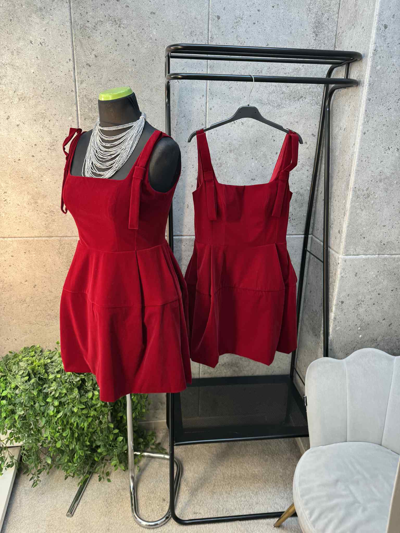 Nuostabi aksomo suknelė