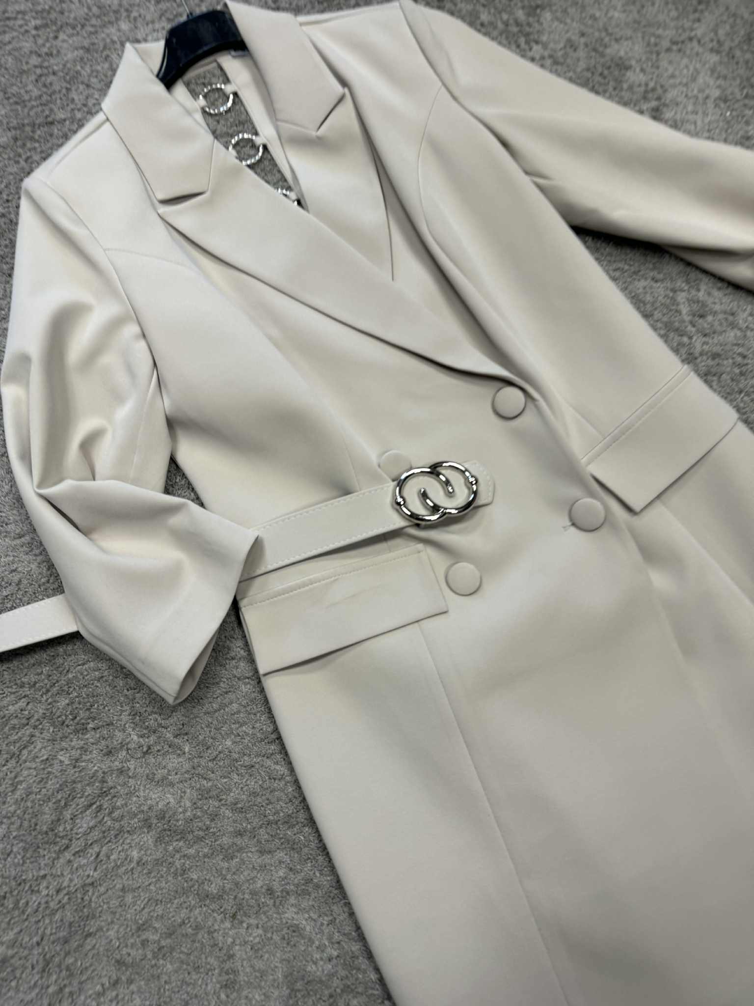 Nuostabi švarko tipo suknelė