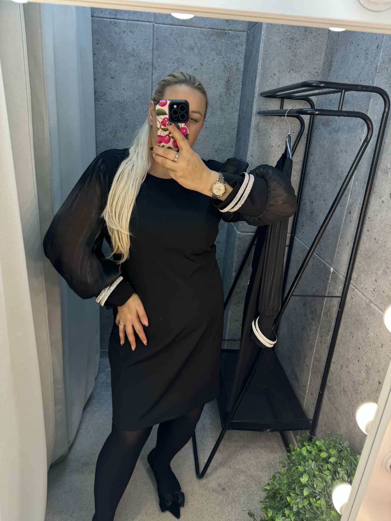 Stiliga suknelė su apyrankės imitacija