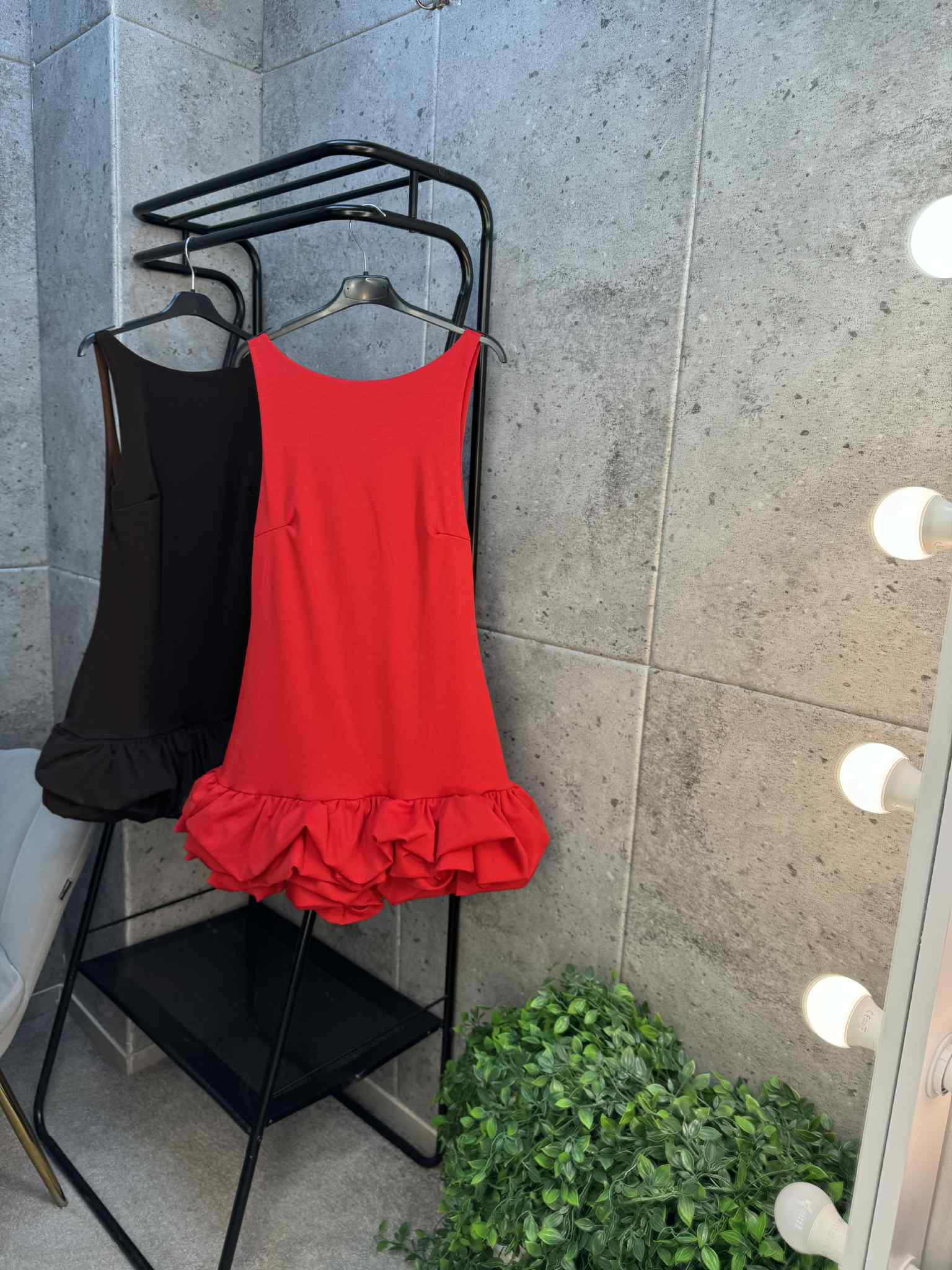 Peplum raudona suknytė atvira nugara