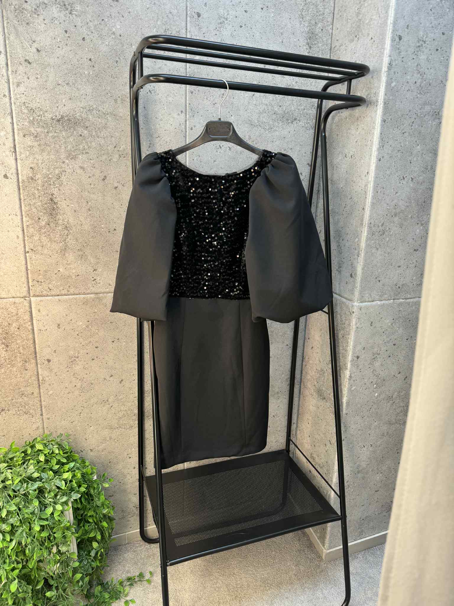 Juoda suknelė pūstomis rankovėmis 36 dydis