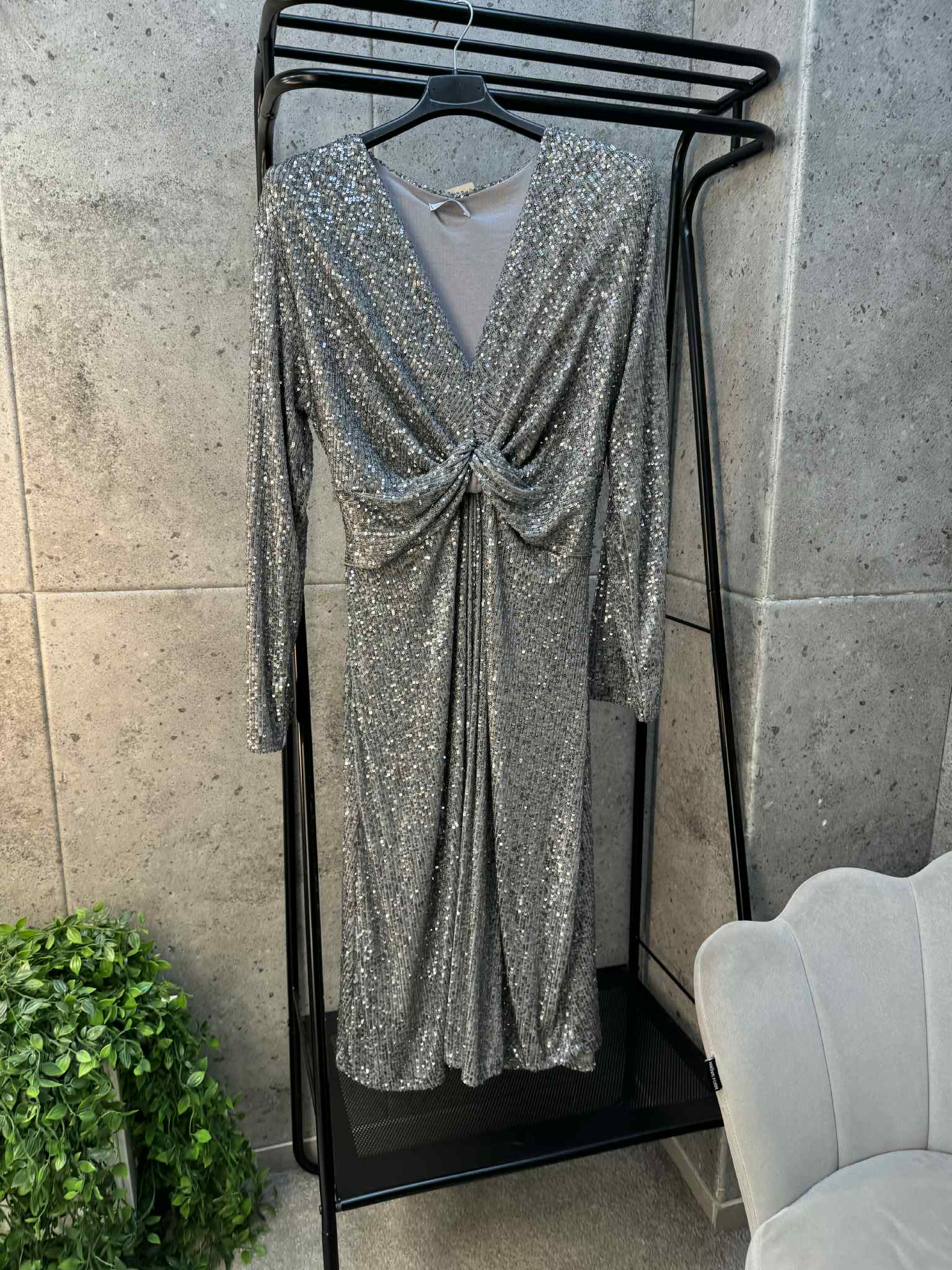 Sidabrinė žvynelių suknelė