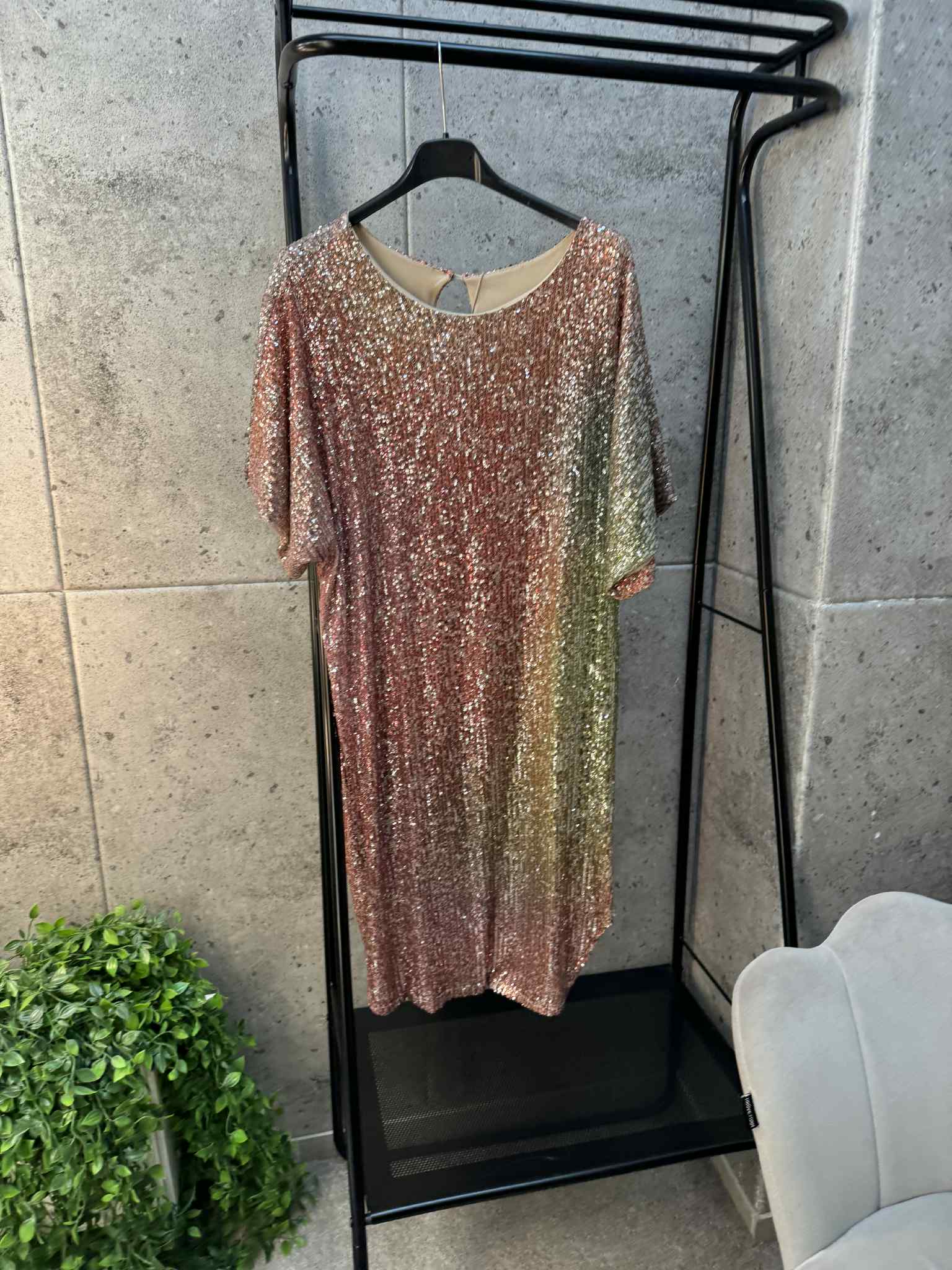 Stilinga marga pastelinė žvynelių tunika.