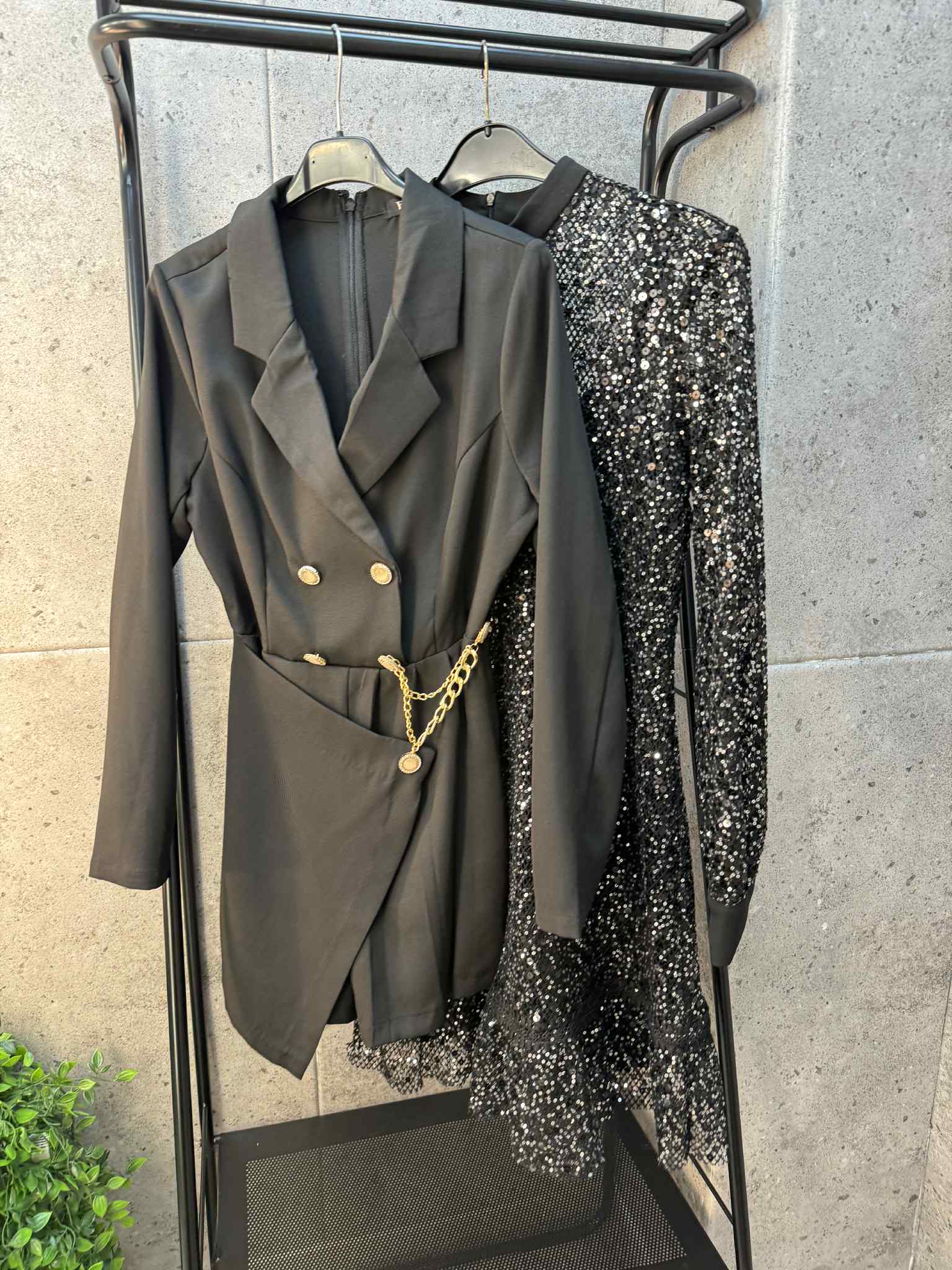 Švarko tipo trikotažo suknelė su grandinėle