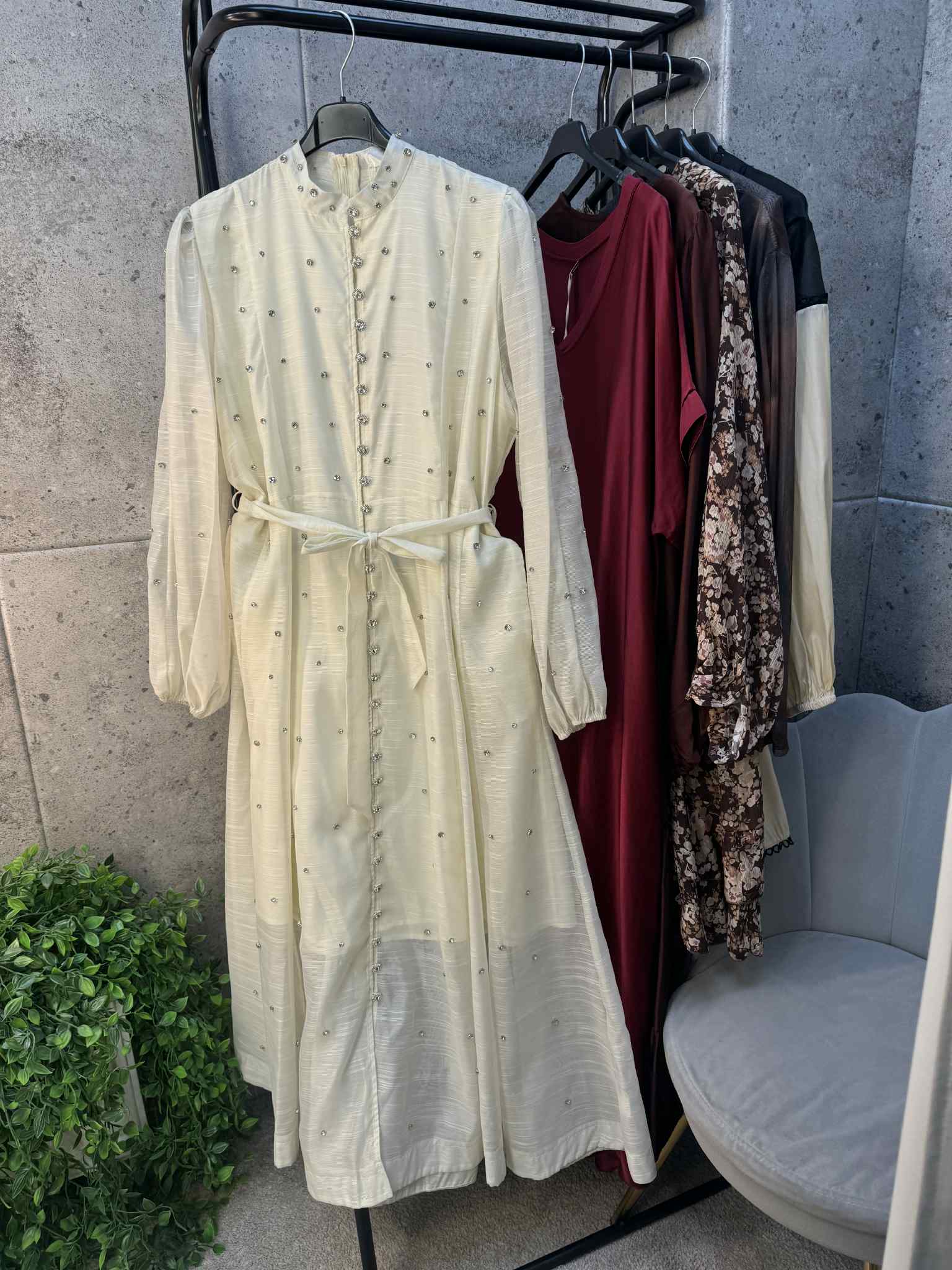 Kreminė suknelė su kristaliukais