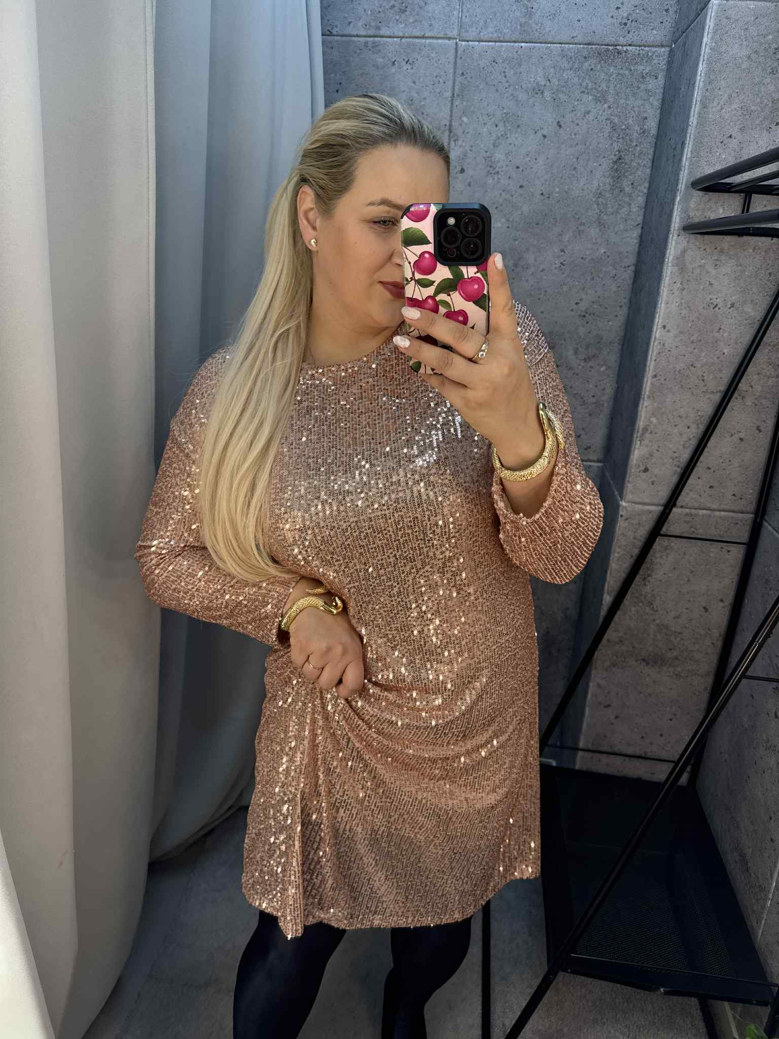 Auksinė žvynelių suknelė su kaspinu nugaroje