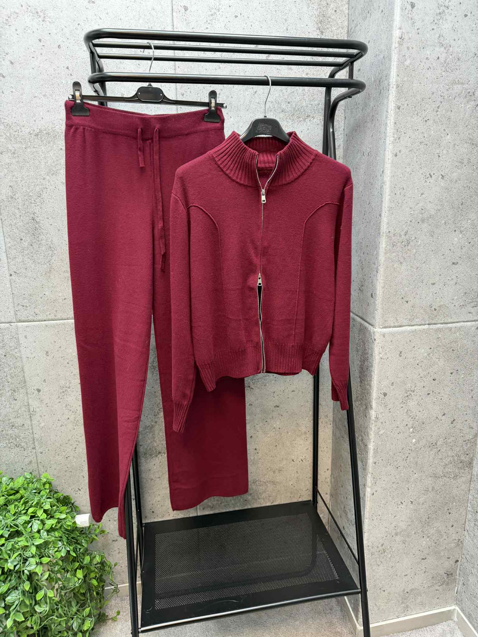 Megztas bordo kostiumėlis su užtrauktukais