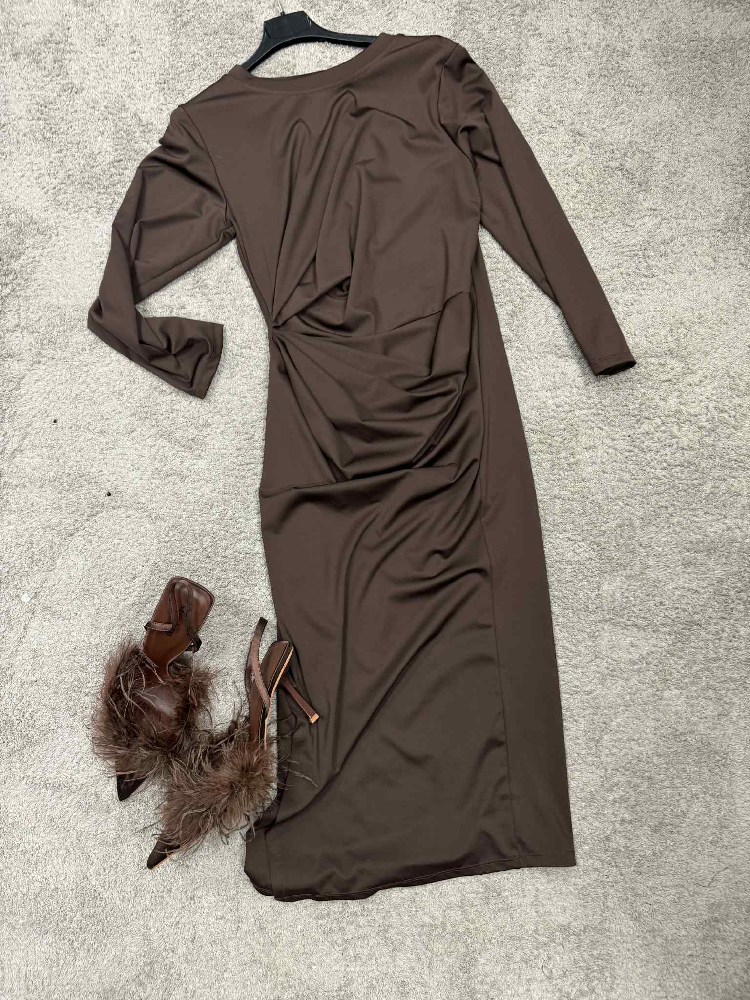 Tamsi ruda slidi maskuojanti suknelė