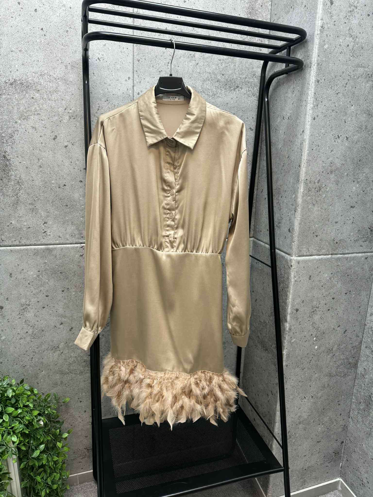 Smėlio satino suknelė su plunksnomis