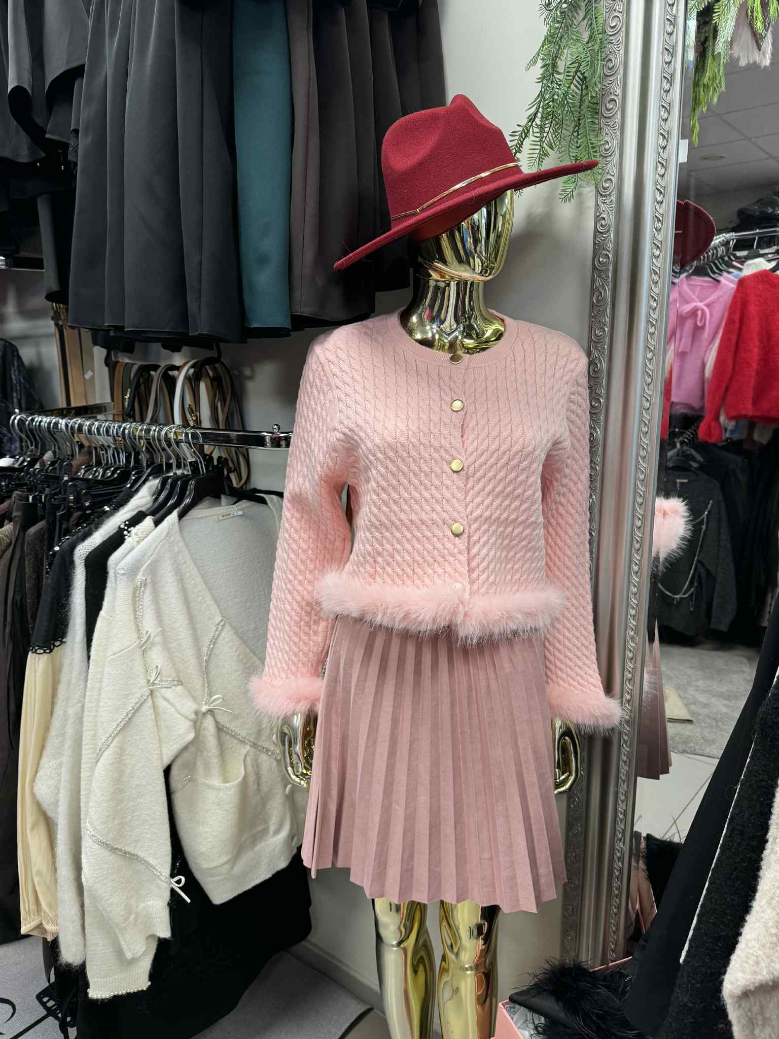 Rausvas megztukas su kailiuku