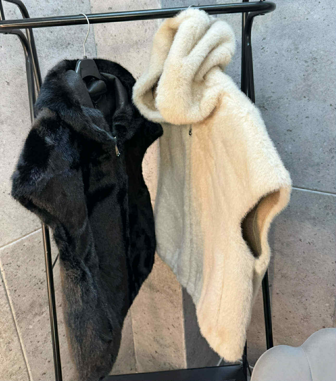 Kailio liemenės su kapišonu