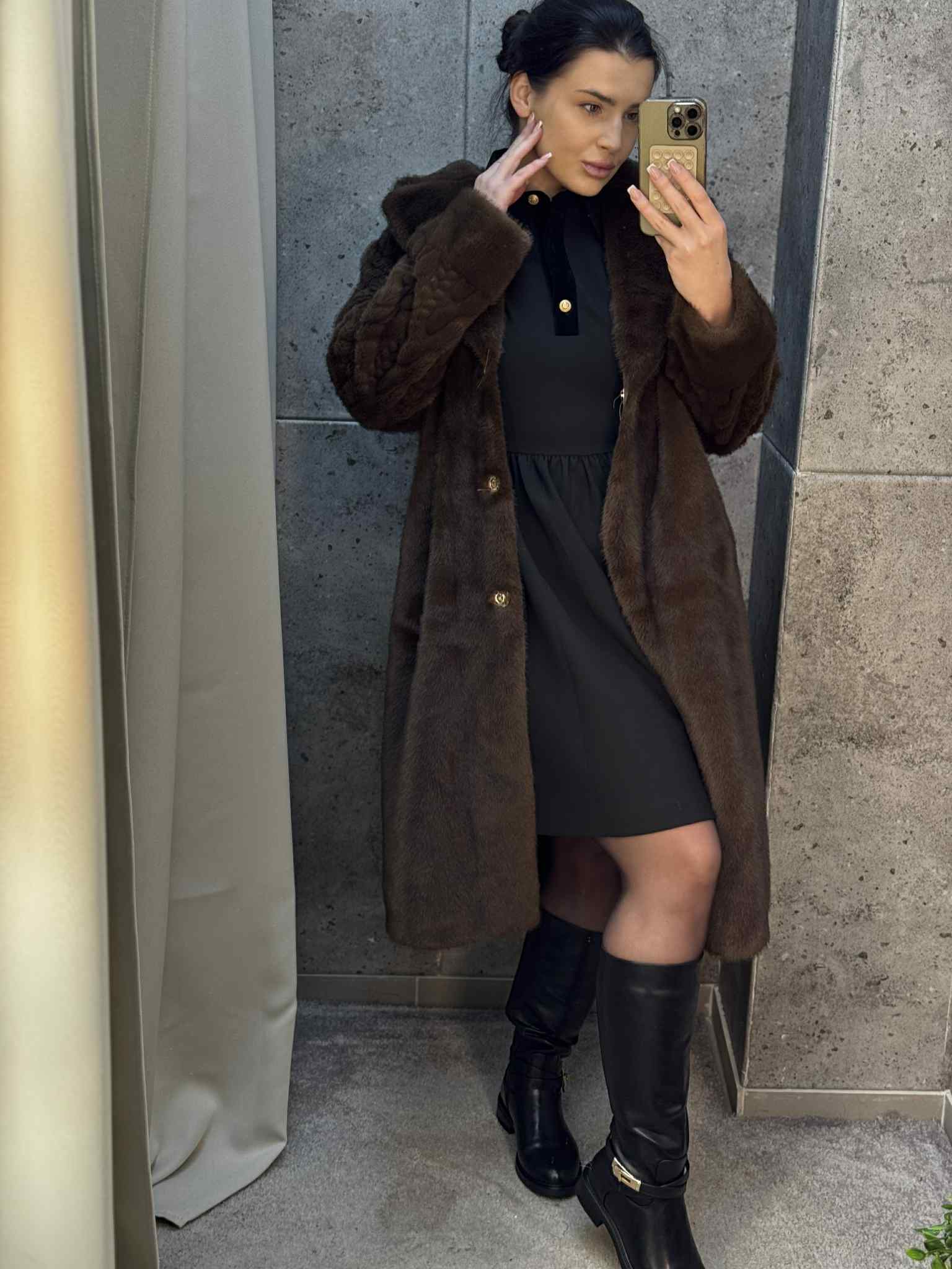 Nuostabūs ilgi šokolado spalvos kailinukai