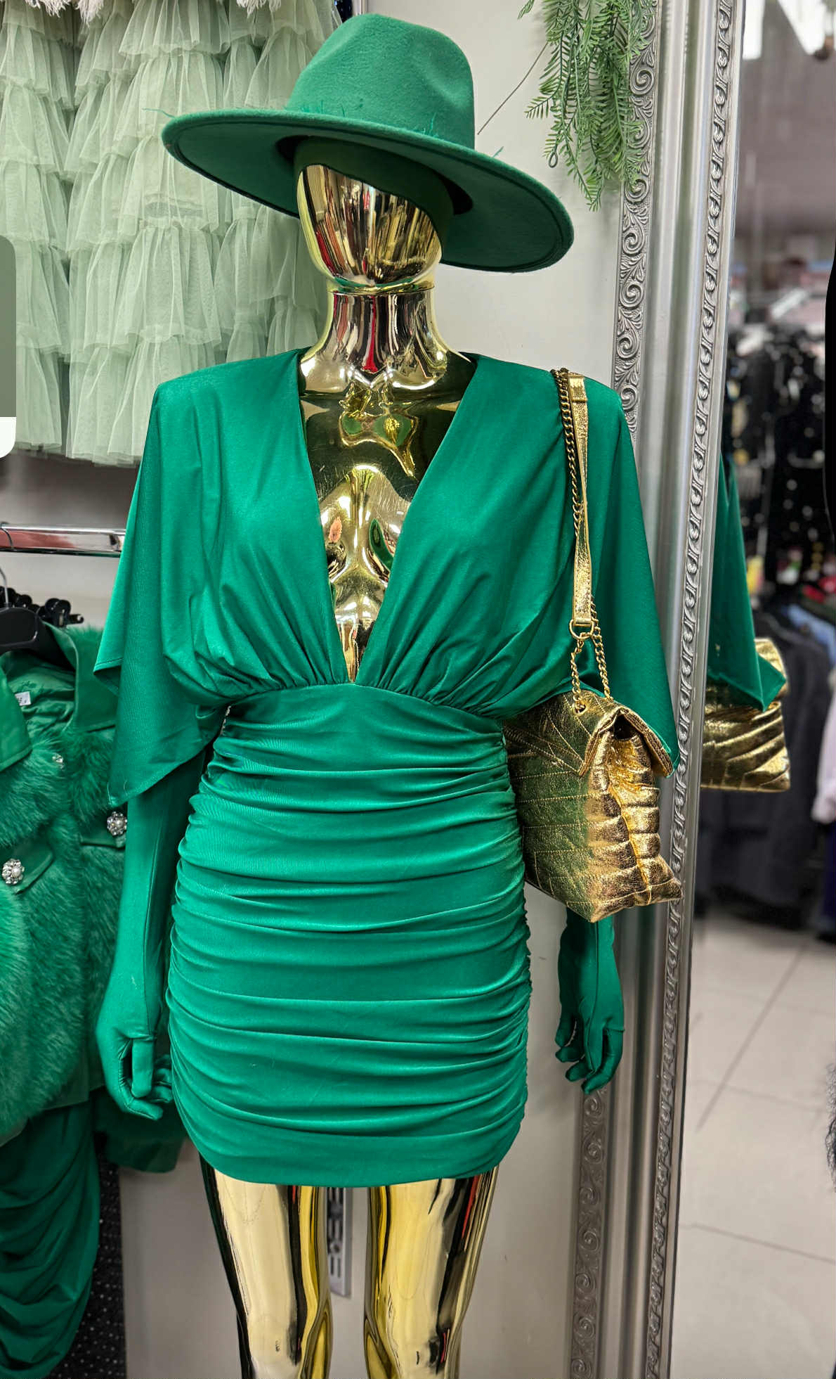 Žalia trumpa suknelė su pirštinėmis