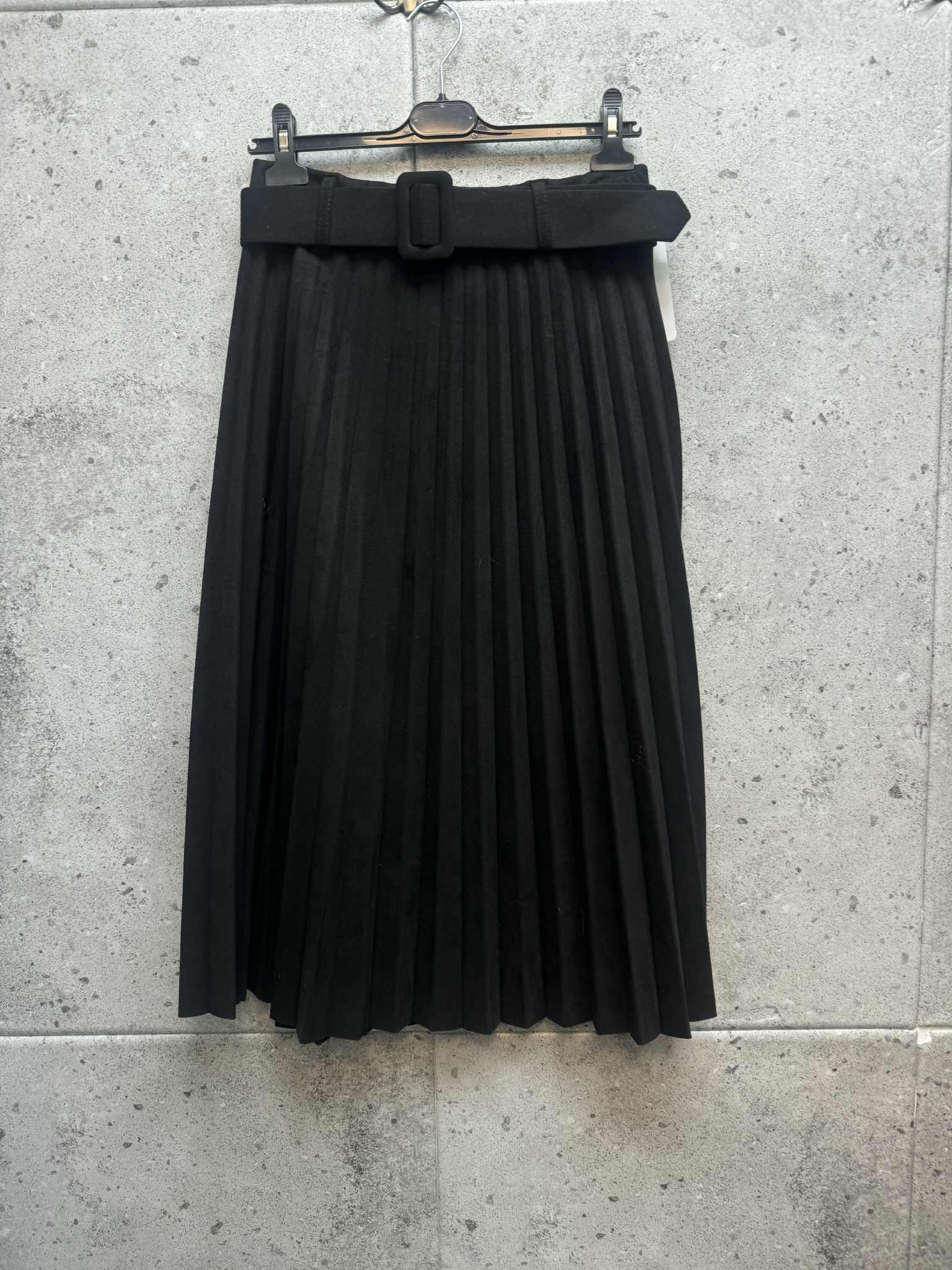 Stilingas klostuotas sijonas su diržu