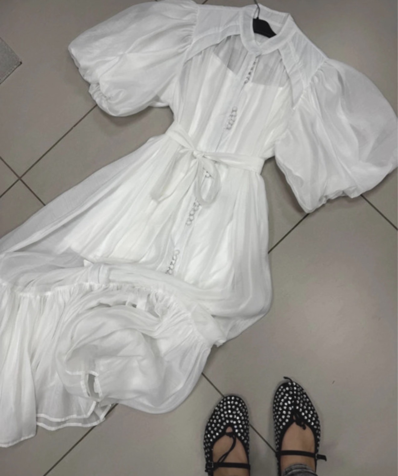 Balta šifono suknelė pūstom rankovėm