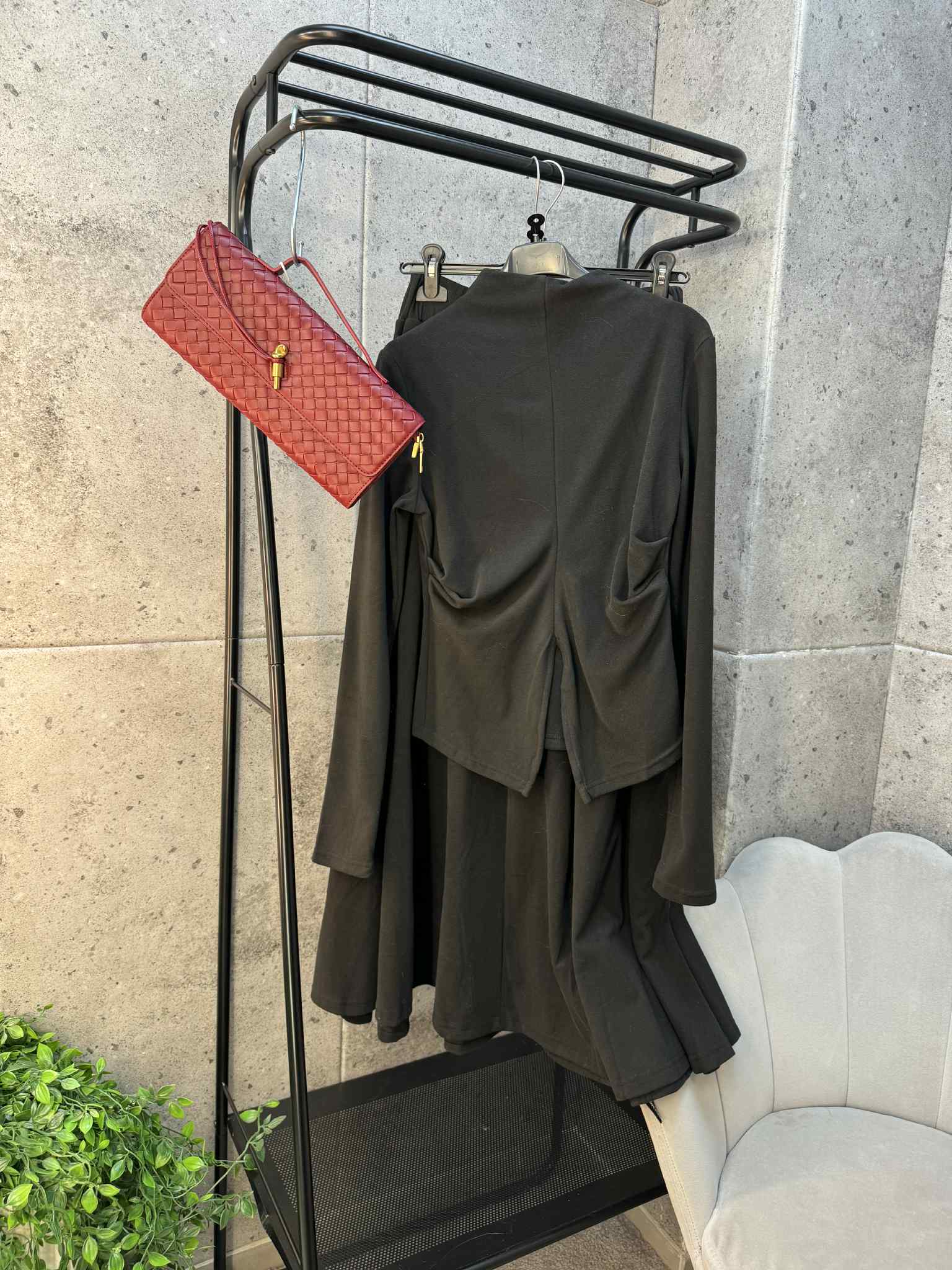 Minkštas juodas kostiumėlis ilgu sijonu