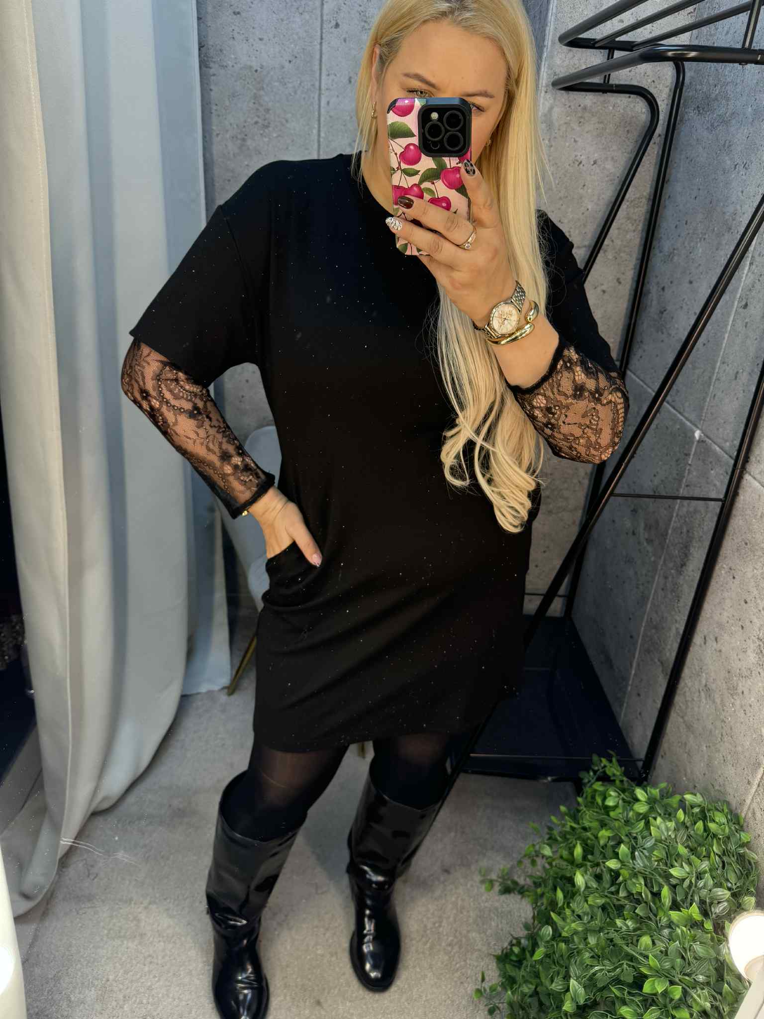 Žavi blizgi suknelė su gipiūro rankovėmis