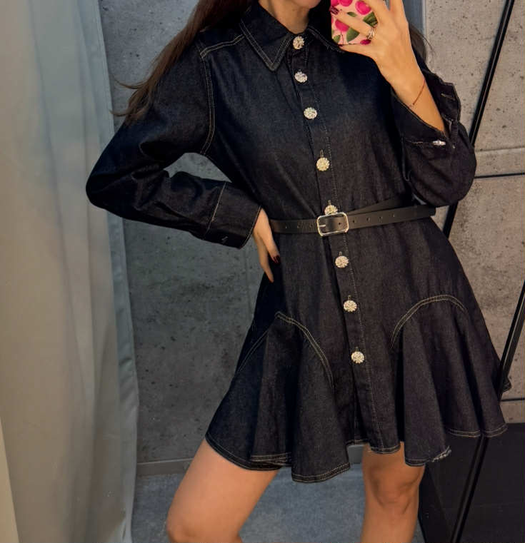 Stilinga džinsinẽ suknelė blizgiom sagom