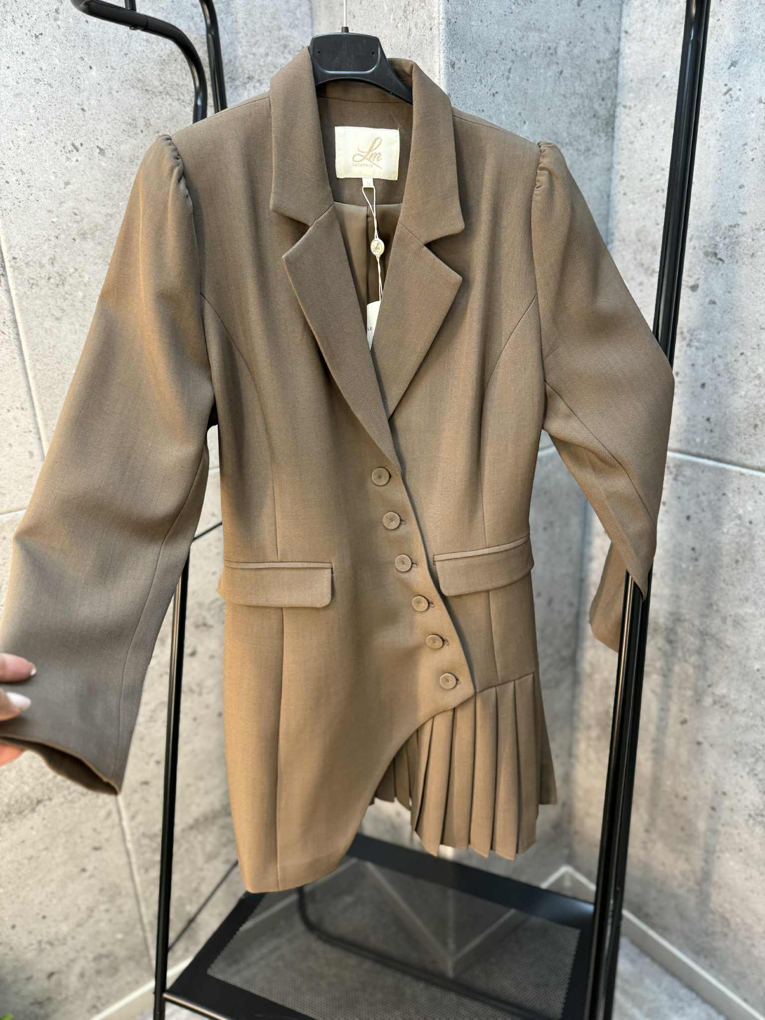 Nuostabi klasikinė suknelė