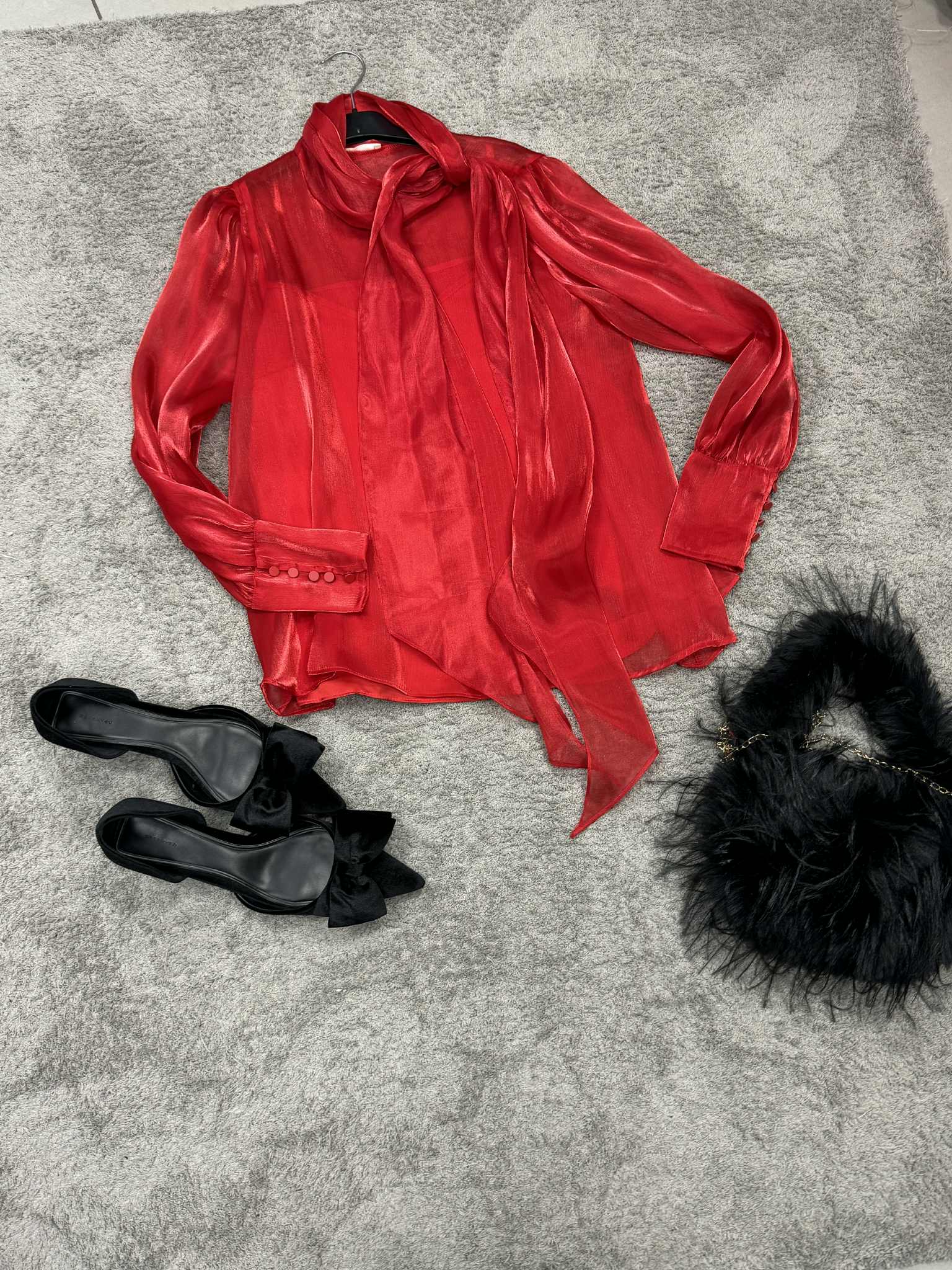 Nuostabios raudonos šifono palaidinės su kaspinu