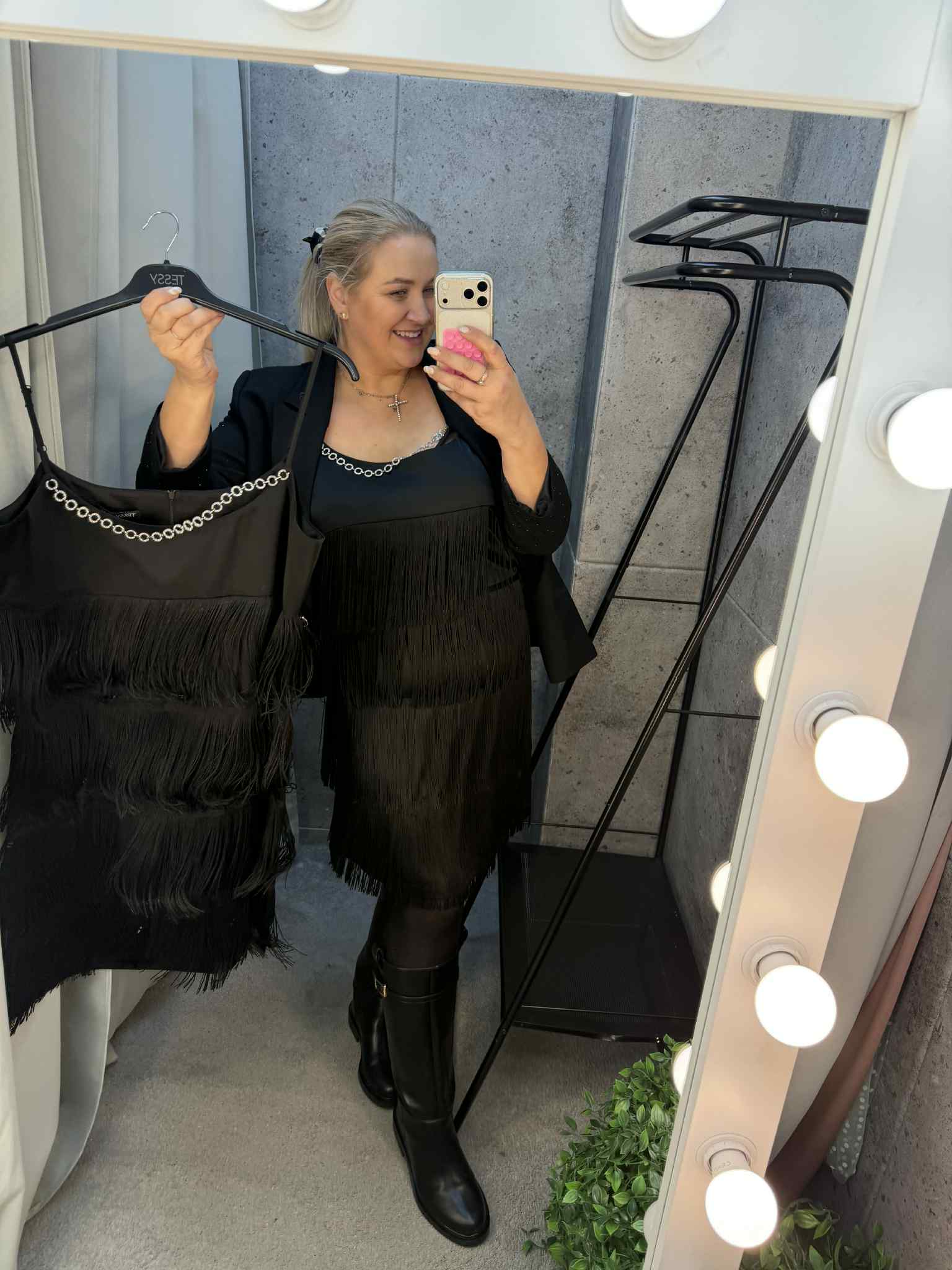 Nuostabi petnešėlių suknelė su kutais