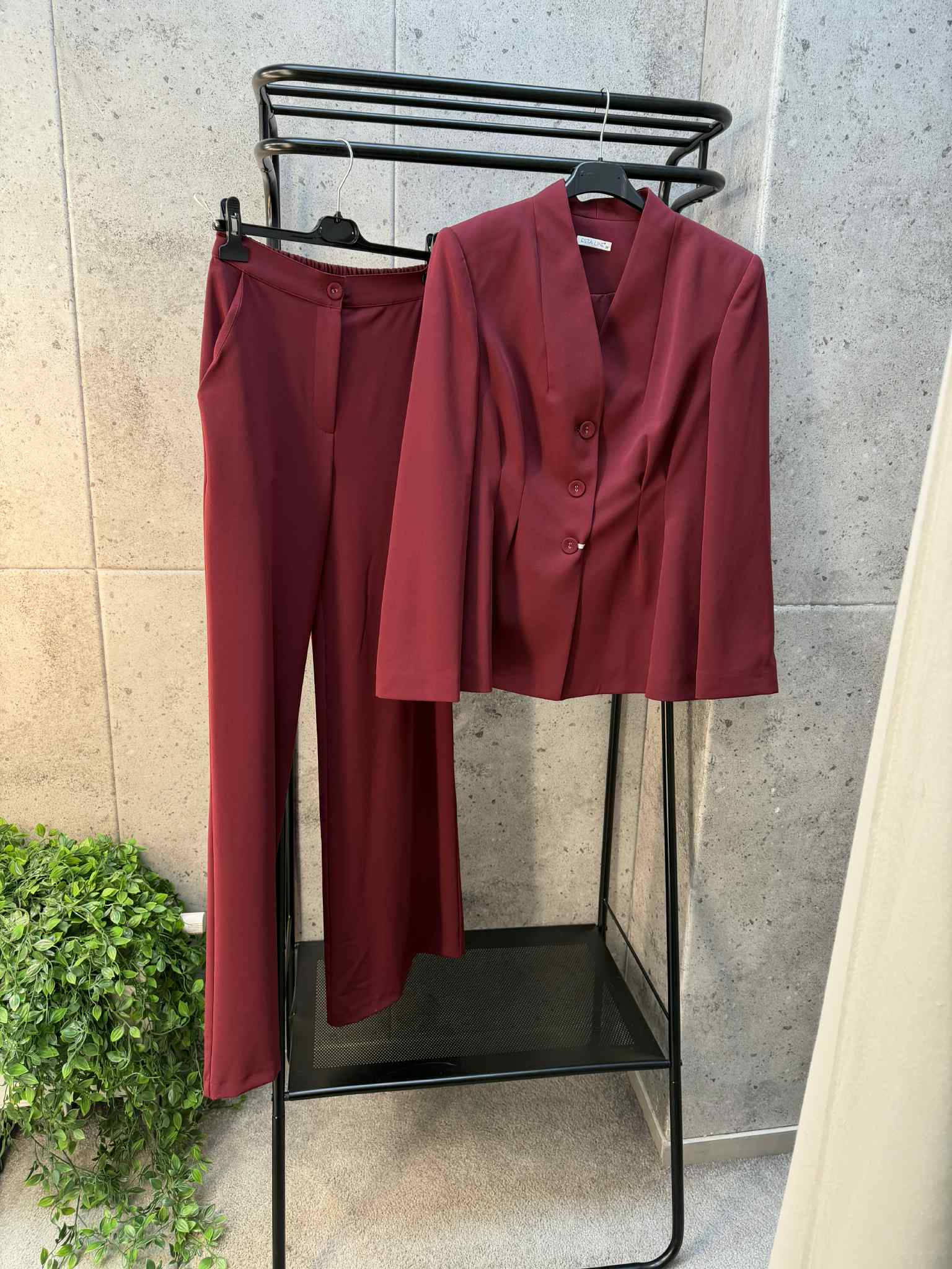 Nuostabūs bordo klasikiniai kostiumai